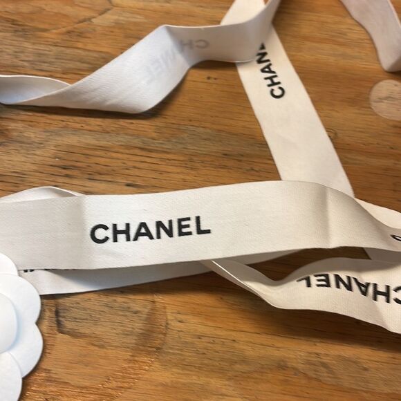 Chanel white ribbon with black writing and a camellia - Picture 4 of 4
